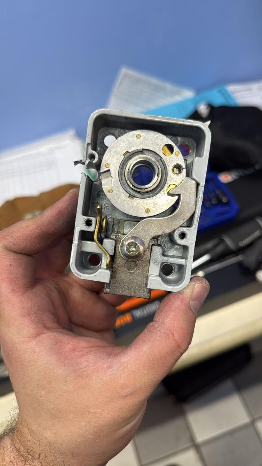 A dial lock opened up to show the wheel pack